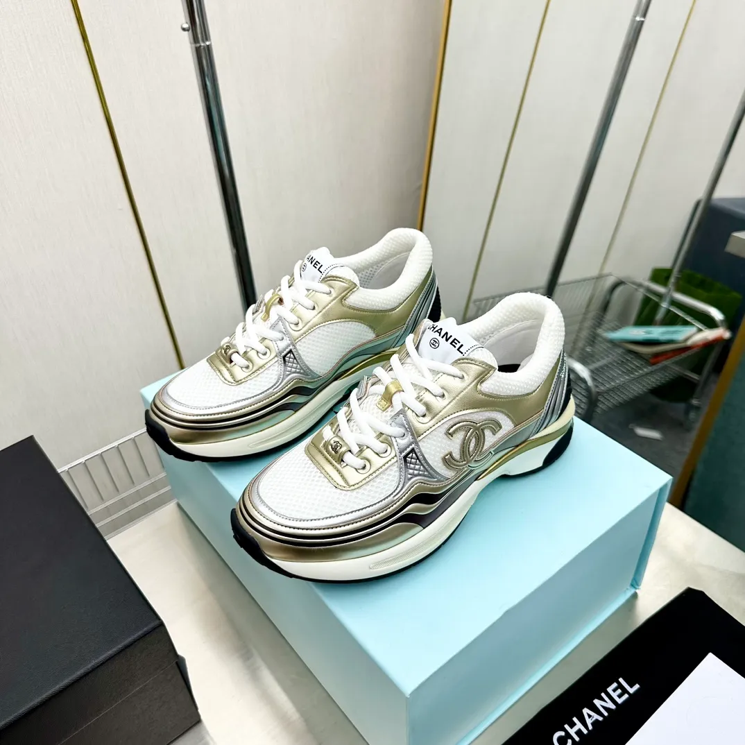 👟👟Ex-factory price 640 👟👟Chanel Chanel 23C Early Spring Resort Series Xiaoxiang Metal Casual Sports Shoes Gold Silver Horn King The latest foreign catwalk series Chanel Chanel 2023 Early Spring Series is held in the second smallest country in the world. The series is inspired by Monaco's international seaside lifestyle, from the F1 racing track to beach swimming pools, from casinos to tennis courts, to create a diverse and unique new series of racing driver's helmets, jumpsuits and other elements that have been reinterpreted to be more fashionable. Exquisite packaging at the delivery counter 🛍📦 ▪️Fabric: Original imported metal cowhide + technical fabric ▪️Inner lining: Original custom-made breathable mesh ▪️Sole: Original molded ultra-light foam combination outsole ▪️Sole thickness: 3.5CM ▪️Size: Women’s 35-41